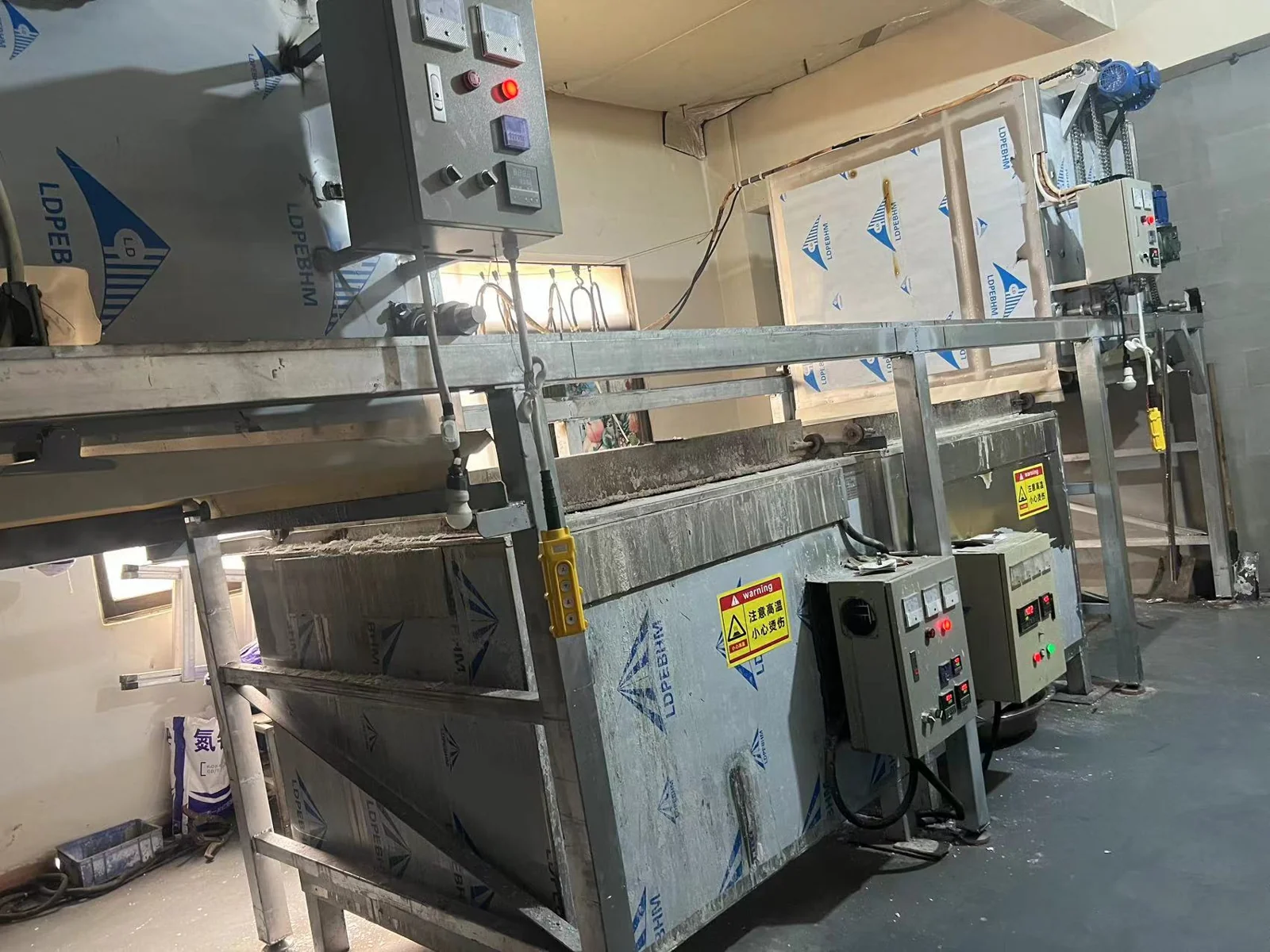 Glass processing at Chenhan's factory